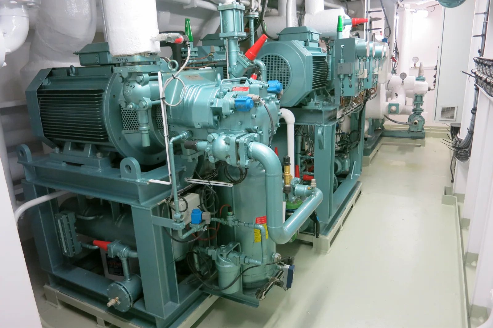 Planta frigorífica de congelación instalada en la sala de máquinas de un atunero